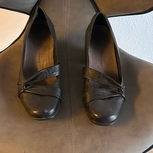 Clarks size 9 heel